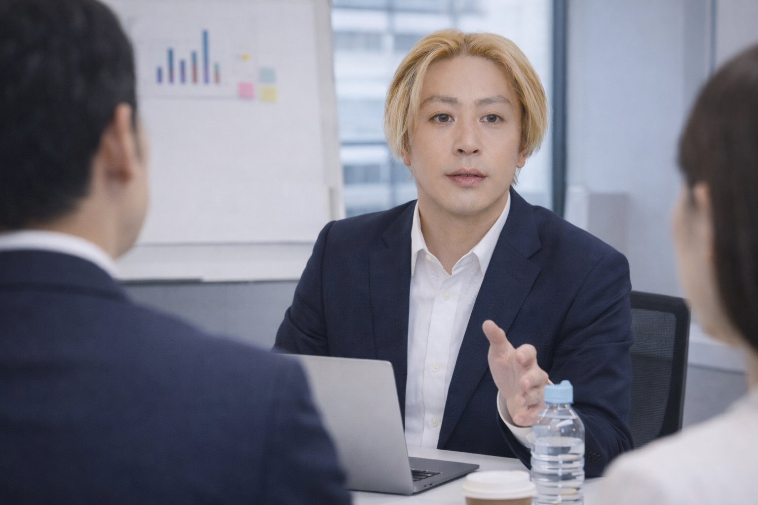 松島隼人が打ち合わせをしている様子